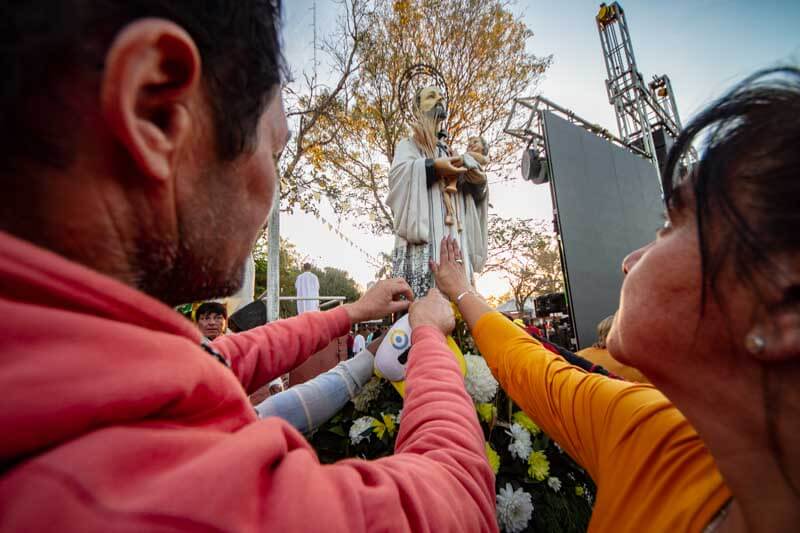 Al finalizar la misa la gente se abalanzó sobre la imagen, para tocarla con urgencia y agradecimiento, desatando la emoción que causa la tradicional devoción en estas fechas de conmemoración patronal.