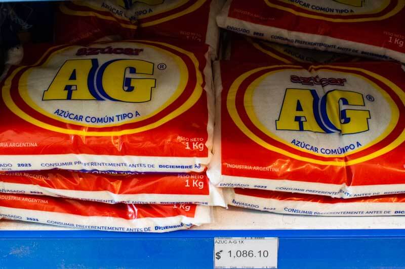 La canasta alimentaria argentina sigue siendo víctima del compulsivo incremento de precios. Uno de los productos más afectados es el azúcar, que ha sufrido un aumento de casi el 300% en lo que va del año. Los estantes que solían albergar al producto ahora lucen cada vez más desolados, además de la escasa variedad de marcas disponibles.