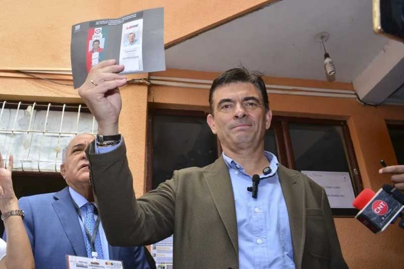 En su primer mensaje como presidente electo, llamó a la unidad nacional y expresó su voluntad de trabajar “con todos los hombres y mujeres que quieran a la patria”. Su propuesta se centró en la reducción del gasto fiscal, la redistribución del presupuesto hacia las regiones y una gestión transparente de los recursos públicos, bajo la premisa de que “cuando no se roba, la plata alcanza”. El resultado consolida un cambio político significativo y marca el inicio de una nueva etapa en la historia reciente de Bolivia.