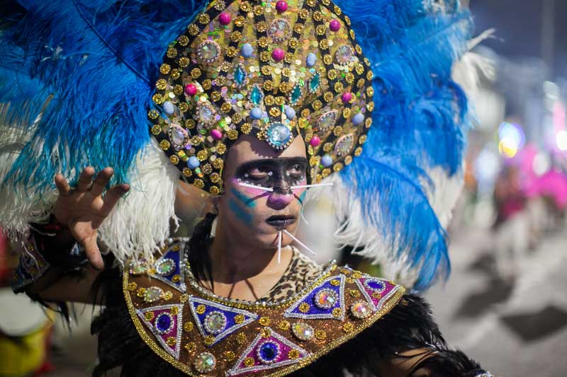Detrás del brillo y el ritmo, los carnavales barriales representan meses de trabajo colectivo: los barrios se organizan durante todo el año para confeccionar trajes, carrozas y coreografías, apostando a un espectáculo gratuito y abierto para toda la comunidad.