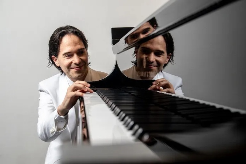 Música y actuaciones actorales}