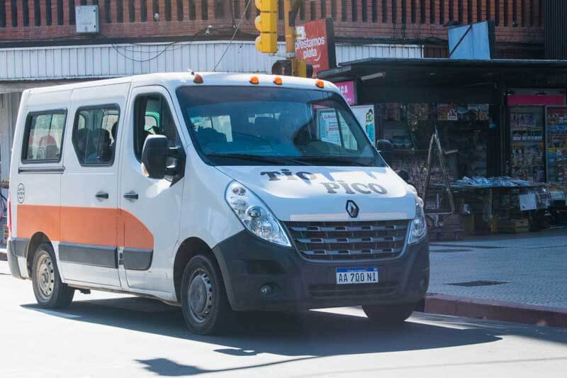 Actualmente el valor promedio sugerido del servicio mensual ronda entre los $80.000 y $90.000, aunque muchos transportistas trabajan por debajo de ese rango para adecuarse a la situación de las familias. Abas aclaró que desde la organización solo brindan una referencia general y que cada trabajador define los ajustes según su realidad económica.
