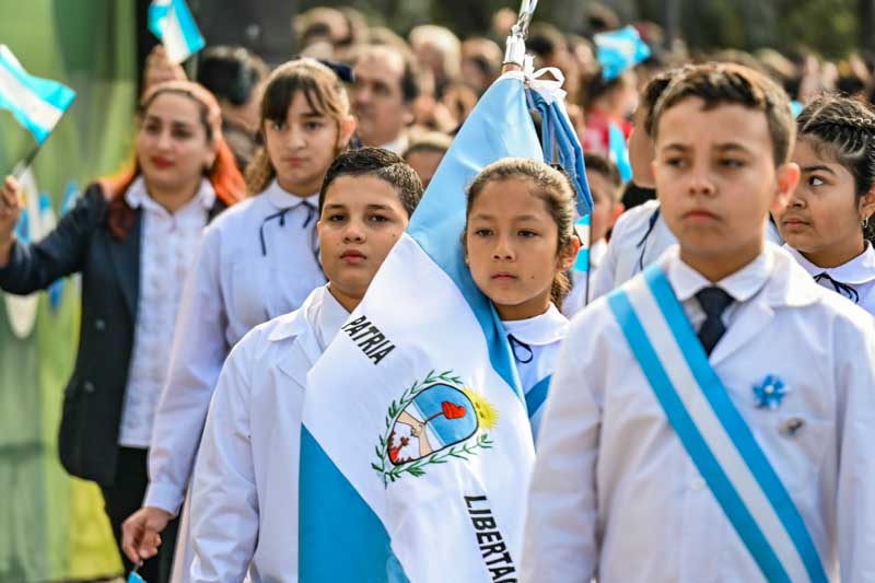 Ultiman detalles para el acto patrio}