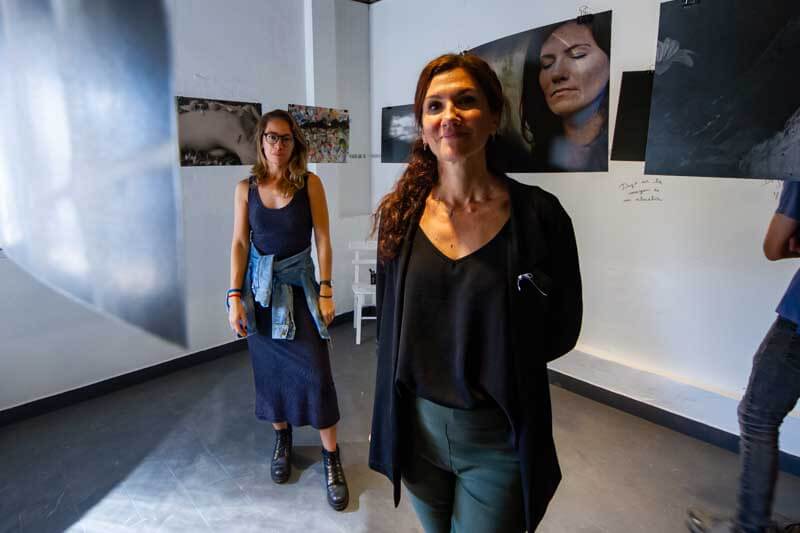 Amelia Presman (delante) y Fernanda Cáceres (detrás) acompañan el trabajo que se exhibe en el galpón chico del predio de la ex usina, cuya propuesta ofrece autorretratos y fuertes manifestaciones humanas en cada fotografía.