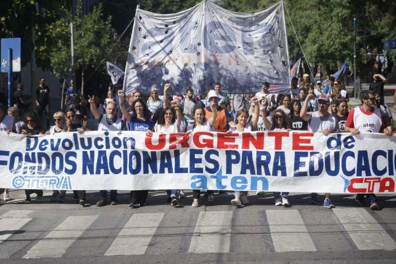 Con relación a las ofertas salariales del Gobierno, los sindicatos docentes de la CGT la rechazaron y ratificaron un paro nacional el 5 de marzo. Las negociaciones se habían realizado ayer en medio de otra medida de fuerza, que respondió a la falta de convocatoria a las paritarias nacionales docentes por parte del Ministerio de Capital Humano. La medida fue anunciada, entre otros, por el Sindicato Argentino de Docentes Privados (Sadop).
