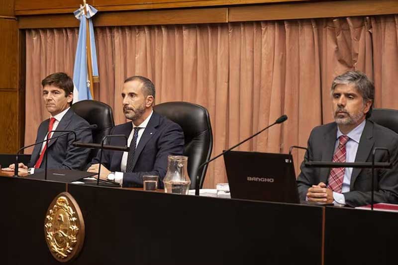 El tribunal integrado por Jorge Gorini, Rodrigo Giménez Uriburu y Andrés Basso dispuso la medida tras correr vista a las partes y vencido el plazo para que los condenados respondieran por el monto actualizado. Las presentaciones dilatorias demoraron la ejecución, entre ellas un planteo de Cristina Kirchner que solicitó la nulidad del decomiso y cuestionó el cálculo aplicado, además de objetar que se ejecuten bienes adquiridos antes de 2009, cuando firmó el decreto que la vinculó al hecho investigado.