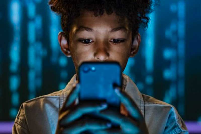 Anunciaron una serie de restricciones para adolescentes que busca elevar los estándares de seguridad en las plataformas. Desde esta semana los usuarios menores de 16 años necesitarán autorización de los padres para hacer transmisiones en vivo en Instagram o desactivar el filtro que difumina imágenes con desnudez en los mensajes privados. La actualización también extiende las configuraciones predeterminadas a Facebook y Messenger, donde estas medidas se implementarán primero en Estados Unidos, Reino Unido, Canadá y Australia.