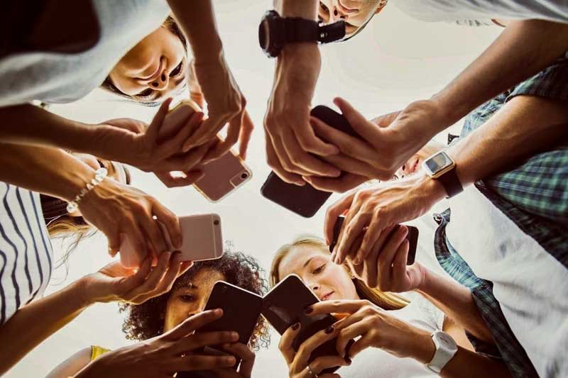 Los cambios impactan en más de 54 millones de cuentas adolescentes activas en Instagram, informó la compañía. La mayoría de los usuarios de entre 13 y 15 años ya mantienen activas las restricciones, por defecto, y ahora, además, los adultos podrán limitar el tiempo de uso diario, establecer horarios de acceso y supervisar con quiénes interactúan. Desde la plataforma señalaron que su objetivo es construir un entorno digital más seguro para los más jóvenes, sin dejar de promover la autonomía progresiva.