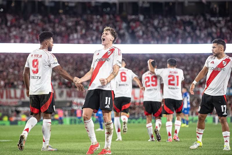 Tras ser abucheado al ingresar por su propia parcialidad, el dueño de casa jugó uno de sus mejores partidos en lo que va de la temporada, pero chocaba contra un muro llamado Tomás Durso, el arquero del Decano, que se convirtió en figura al ahogar una y otra vez el grito de gol millonario. Su contrapartida, Armani, también hizo lo suyo al cerrar su arco en algunas ocasiones, respondiendo cuando todo su equipo buscaba el triunfo y dejaba algunos huecos aprovechados por la visita.