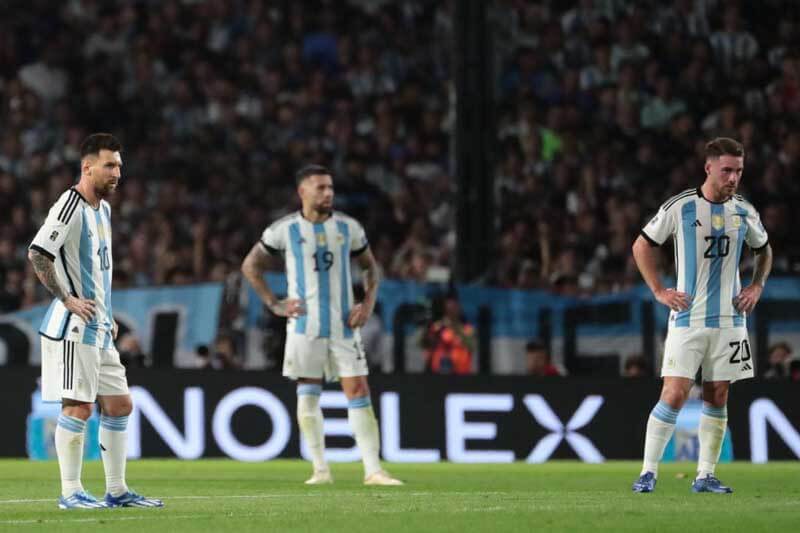 En un partido caliente en la Bombonera, la selección dirigida por Marcelo Bielsa, logró una victoria que pone fin al invicto argentino desde su coronación en el Mundial de Qatar en 2022, y deteniendo una racha de 14 victorias consecutivas.