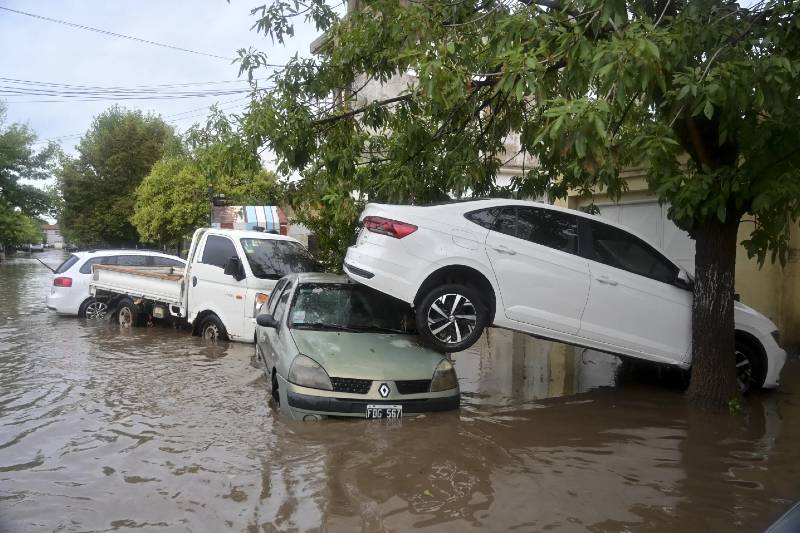 El número de víctimas fatales por el devastador temporal ascendió, y los equipos de rescate continuaban ayer con la búsqueda de personas desaparecidas, calculadas en más de 100, en que resaltan dos niñas (1 y 5 años) que fueron arrastradas por la corriente. El estado de emergencia en la ciudad se mantiene y decretaron tres días de duelo en la ciudad, mientras eran coordinados los operativos con fuerzas federales, Defensa Civil y Bomberos.