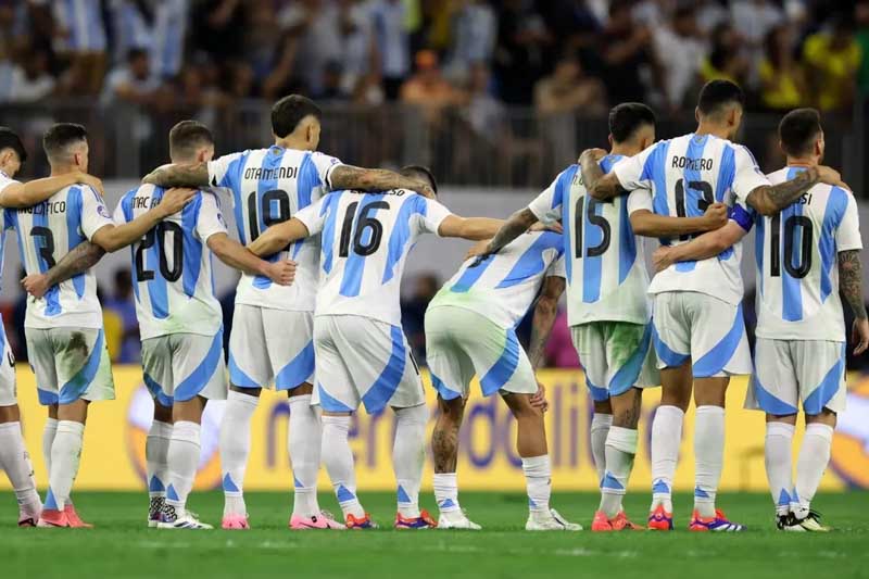 La probable formación argentina, que pisará esta noche el césped del estadio MetLife, es la siguiente: Emiliano Martínez; Nahuel Molina o Gonzalo Montiel, Cristian Romero, Lisandro Martínez, Nicolás Tagliafico; Rodrigo De Paul, Enzo Fernández, Giovani Lo Celso o Leandro Paredes, Alexis Mac Allister; Lionel Messi, Julián Álvarez y Ángel Di María. 