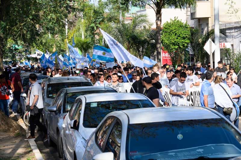 Entre las exigencias de los manifestantes se destacan mejores salarios y condiciones laborales, y mayor inversión en educación y ciencia.