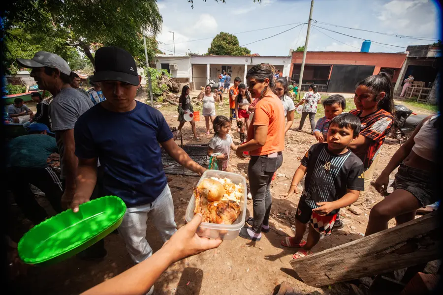 Pero hay algo que se mantiene en movimiento: la ayuda entre vecinos. En distintas casas del barrio se preparan alimentos para quienes atraviesan los momentos m&aacute;s dif&iacute;ciles. No hay un &uacute;nico punto de encuentro ni una sola familia a cargo. Varias se turnan para cocinar, organizar las tareas y distribuir la comida. Los relevos permiten que quienes sostienen esa tarea tambi&eacute;n puedan descansar y volver a empezar.
