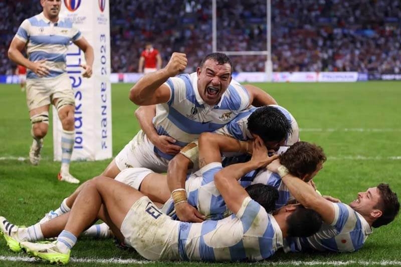 En un emocionante enfrentamiento la selección argentina de rugby, Los Pumas, superaron a Gales 29-17, a pesar de comenzar perdiendo 0-10 y mostrando resiliencia y determinación para superar la desventaja.