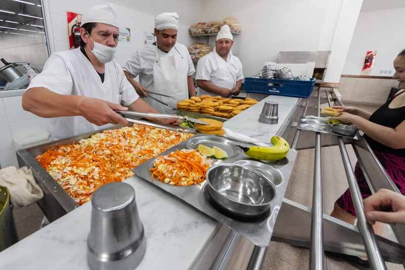 Los menús son elaborados y supervisados por una nutricionista e incluyen entrada, plato principal, pan y fruta. Para este año, el costo del menú será de $4.500 para estudiantes y de $6.000 para docentes y no docentes, con compra de tickets a través del Sistema Bienestar. Más del 80% de las raciones se destinan a las Becas de Comedor de la universidad, que continúan con inscripción abierta hasta el 19 de marzo para estudiantes regulares que necesiten cubrir sus necesidades de alimentación.En https://www.unne.edu.ar/becas/ se pueden conocer en detalle y todos los requisitos solicitados para aplicar a esta Beca.