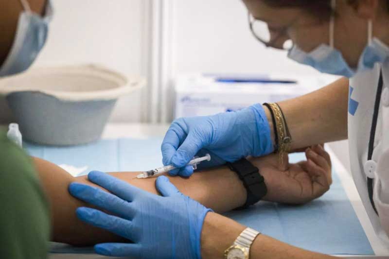 La mpox es una enfermedad zoonótica que se transmite por contacto físico directo, lesiones en la piel o materiales contaminados. Suele ser autolimitada, con síntomas que incluyen lesiones cutáneas, fiebre y ganglios inflamados. Las autoridades recomendaron reforzar la vigilancia epidemiológica y las medidas de prevención, en un contexto donde la vacuna aún no está disponible en el país.