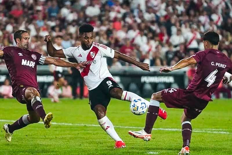 River logró una ajustada victoria por 1-0 frente a Lanús en el Monumental, gracias a un gol de Miguel Borja y las atajadas clave de Franco Armani. El equipo de Gallardo mostró dificultades en el juego y sufrió en defensa, generando impaciencia en la hinchada. 