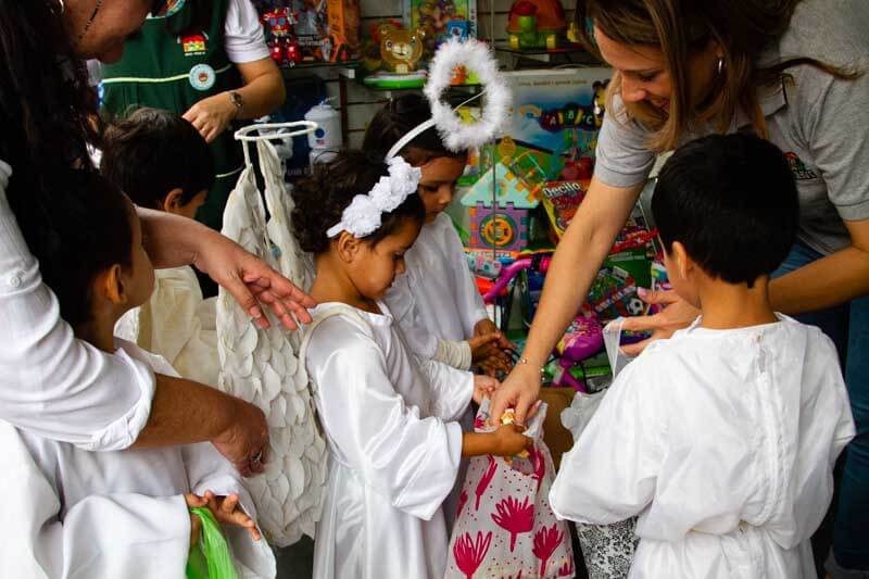 En esta festividad la comunidad honra a los santos, a través de la inocencia de los más pequeños, una costumbre arraigada en la cultura católica e hispánica. 