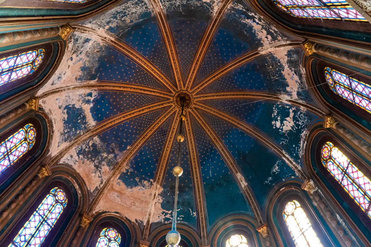 La c&uacute;pula poligonal tiene doce lados. En cada uno de ellos tiene una ventana con vitral y est&aacute;&nbsp;pintado de celeste cielo donde brillan unas estrellas pintadas en dorado y sim&eacute;tricamente ubicadas.
