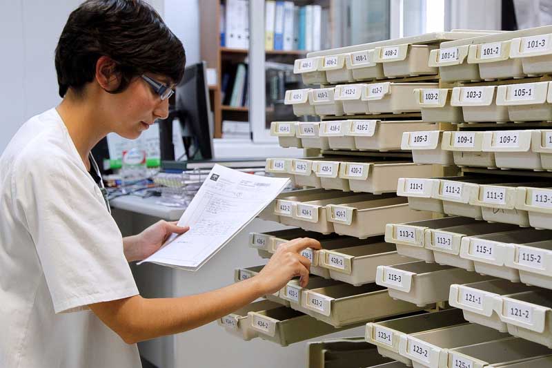 El organismo, antes dentro del Ministerio de Capital Humano y ahora en Salud, enfrenta acusaciones de irregularidades en la adquisición de medicamentos. A pesar de la renuncia de Díaz la incertidumbre persiste en cientos de pacientes, mientras los trámites se enredan en la burocracia judicial y la espera desesperada de tratamientos