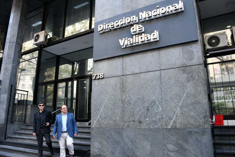 El anuncio, realizado antes del vencimiento de las facultades delegadas de la ley Bases, fue acompañado por la apertura de una licitación para concesionar más de 9.000 kilómetros de rutas nacionales. Desde Casa Rosada justificaron la decisión con un discurso centrado en la lucha contra la corrupción en la obra pública. Además detalló que la Subsecretaría de Transporte Automotor asumirá parte de las funciones operativas. Vialidad Nacional cuenta con más de 5.000 empleados en todo el país, pero aún no informaron oficialmente cómo impactará esta decisión en el personal.