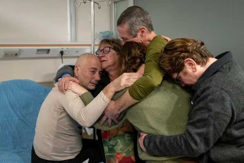 Los rescatados fueron trasladados a un hospital en Israel. Este rescate representa un paso positivo, aunque pequeño, hacia la liberación de más de 100 personas que aún se encuentran cautivas.