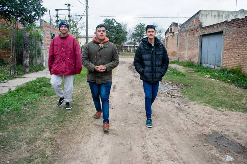 Muchos de estos jóvenes se encuentran en barrios alejados de las zonas más culturales de la ciudad, lo que limita sus oportunidades para darse a conocer y desarrollar sus habilidades artísticas. En el barrio Esperanza la comunidad busca impulsar el género a través de batallas de rap, con el objetivo de apoyarse mutuamente y dar a conocer su talento.