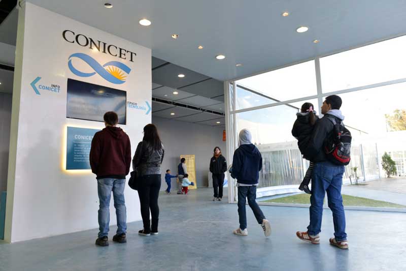 Las redes internacionales con entidades gubernamentales y no gubernamentales amplían su alcance. La institución emerge como un faro de excelencia científica, nutriendo la búsqueda de conocimientos y la colaboración global.