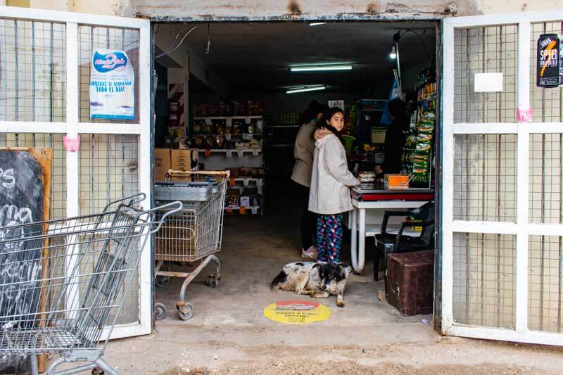 En la comparación interanual el incremento alcanzó el 209%. La división de mayor aumento en el mes se produjo en vivienda, agua, electricidad, gas y otros combustibles (7,3%) y en el suministro de agua. Les siguieron las prendas de vestir y el calzado (6,0%), atribuido a razones estacionales por el cambio de temporada. 