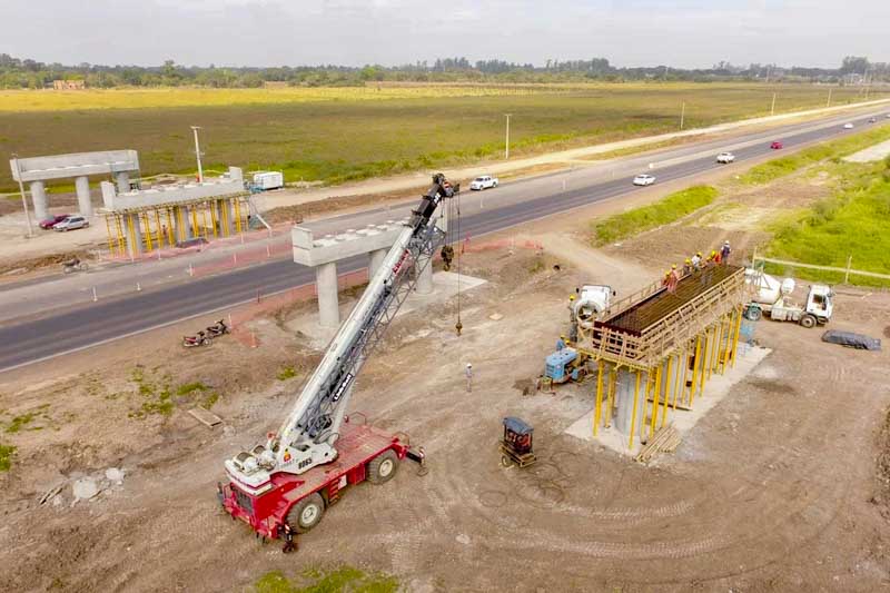 El otro punto que urge en la ciudad es lo relativo a la política habitacional, y hasta el momento no se conoce cómo ni en cuánto apoyaría a la provincia en la construcción de viviendas. Por último, de las 50 escuelas cuyos trabajos quedaron paralizados -en diferentes situaciones-, el Estado provincial asumiría la continuación solo de 18.