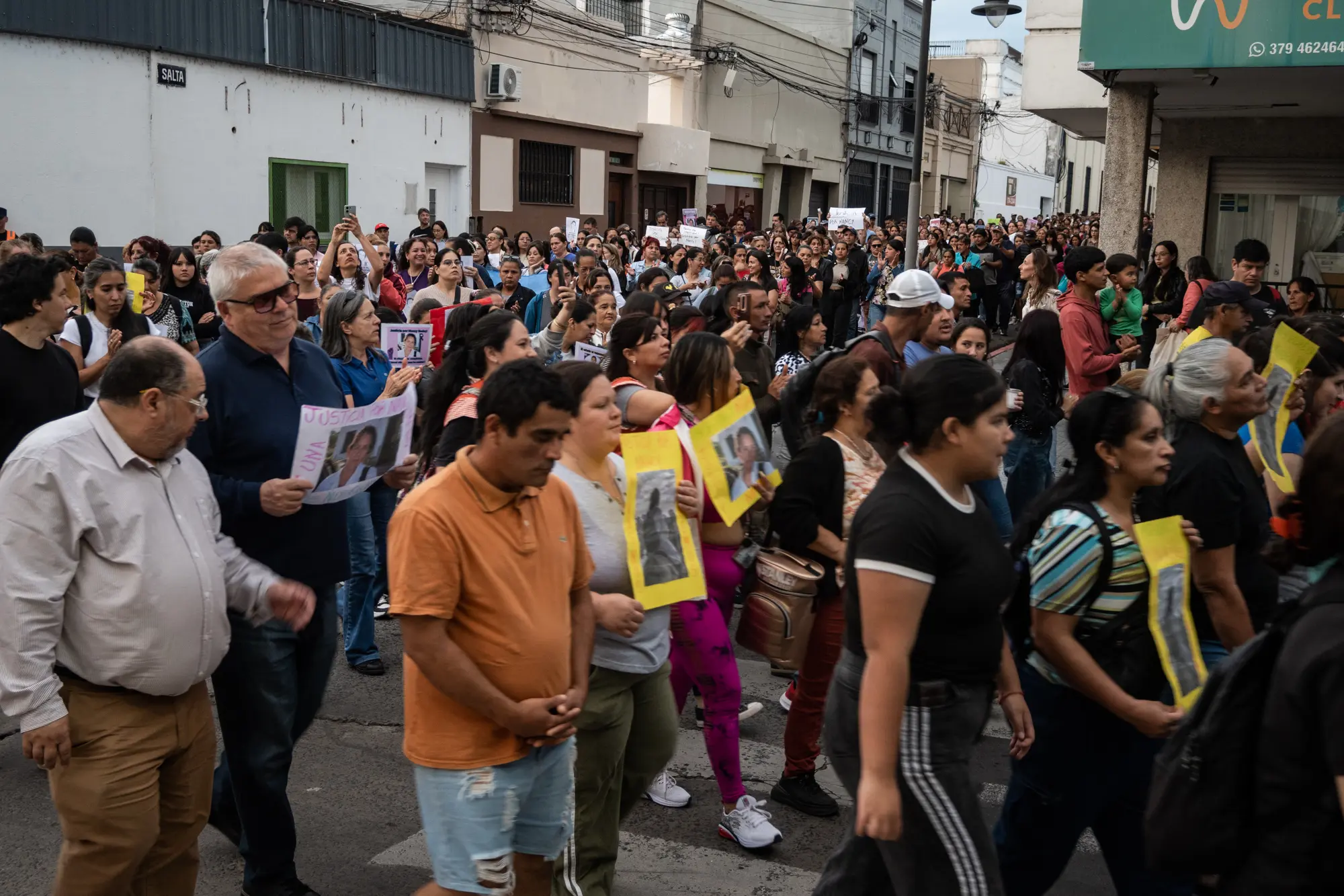  La marcha se desarrolló mayormente en silencio. La conmoción por el femicidio y la exigencia de justicia marcaron una jornada en la que el reclamo no necesitó grandes discursos para expresar su dimensión.