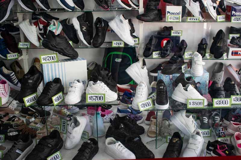 El precio de un calzado, dependiendo del numero y la calidad, tiene valores muy variados, y para conseguir algo barato y de calidad hay que caminar y visitar muchos comercios.