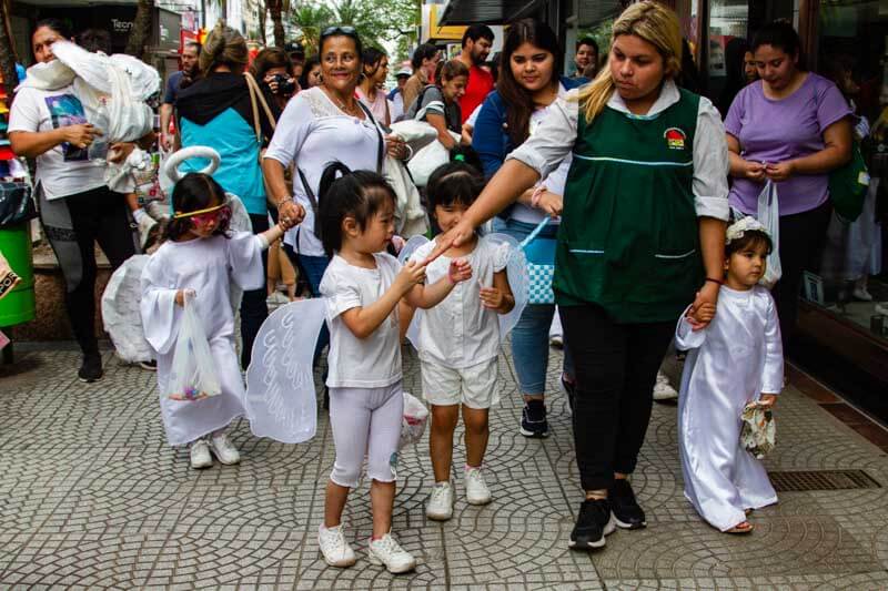 Las instituciones educativas, en particular los jardines de infantes, juegan un papel fundamental en la preservación de esta tradición, además cuentan con el apoyo de comercios y hogares, que suelen colaborar al tener preparados dulces para los pequeños. 