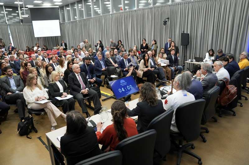 Audiencias por Glaciares: Continuaron las polémicas audiencias públicas por la reforma de la Ley de Glaciares. La tensión sigue alta por la denuncia de organizaciones ambientales sobre la limitada participación de oradores frente a la masiva inscripción de ciudadanos.