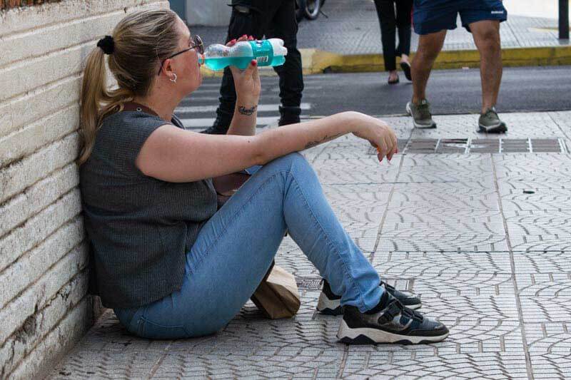 Por la noche, la temperatura descenderá levemente hasta los 35°C, con vientos del noreste de entre 13 y 22 km/h. La visibilidad será buena y el cielo se mantendrá parcialmente nublado. Se recomienda a la población extremar cuidados ante el calor y mantenerse hidratada