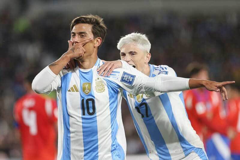 Argentina derrotó 3 a 0 a Chile en el Monumental en un partido de la eliminatorias. El equipo de Lionel Scaloni dominó de principio a fin, destacándose las actuaciones de Julián Álvarez y el regreso goleador de Paulo Dybala, quien usó la camiseta número 10 y cerró el marcador con un potente disparo.