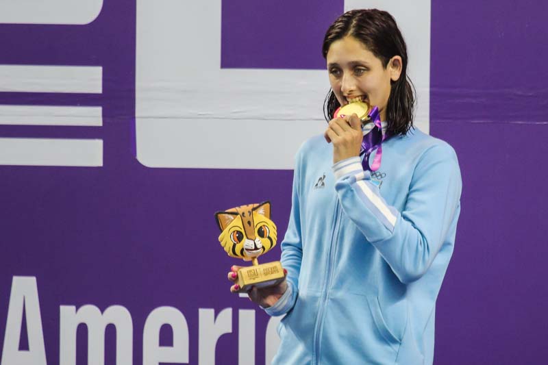 Natacion-argentina-medalla-oro-pecho
