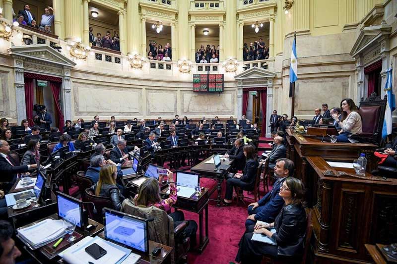 El Senado de la Nación se reunirá hoy a las 10. La confirmación de que el senador Martín Lousteau dará quórum ha aumentado las esperanzas oficialistas. Sin embargo, las negociaciones continúan contrarreloj, especialmente tras la negativa de dos legisladores santacruceños -considerados aliados- para asegurar el quórum. La tensión se centra en el capítulo de las privatizaciones, y no se descarta que Aerolíneas Argentinas sea retirada de la lista de empresas a vender, para obtener un consenso más amplio.