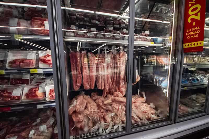 Según la Cámara de la Industria y Comercio de Carnes y Derivados de la República Argentina, la baja en el consumo marcó una caída del 7,1% en cinco años. En enero de 2023 cada habitante consumía 53,5 kilos, registrando una reducción del 6% respecto a ese período. 