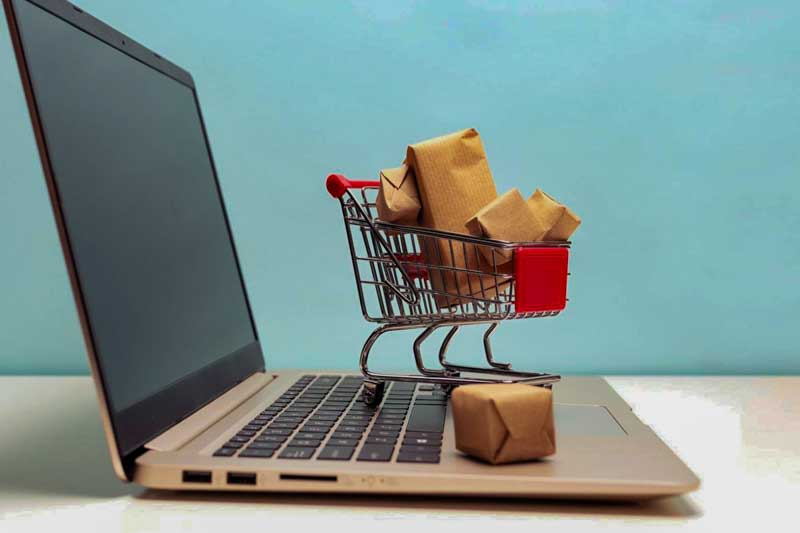 Durante estos días de alto tráfico en tiendas online, muchas marcas incorporan chatbots para atender consultas. Expertos recomiendan iniciar siempre el contacto desde canales oficiales, evitar compartir datos sensibles y consultar condiciones de compra antes de concretar una operación. También se aconseja revisar bien los detalles del pedido, como el precio, las cuotas, el producto elegido y la política de devoluciones. Para evitar estafas, es clave ingresar al evento desde el sitio oficial del Hot Sale, que redirige a cada tienda participante.