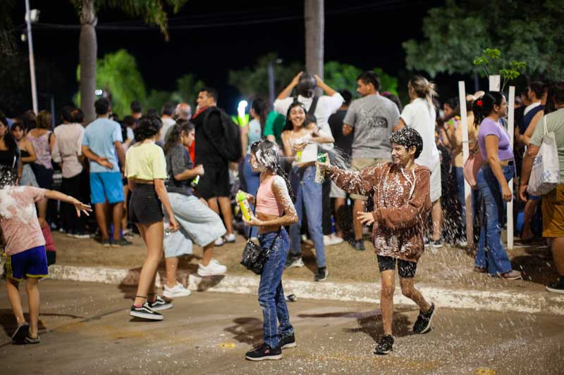 En los alrededores, los niños disfrutaron de la tradicional guerra de espuma, una costumbre que suma diversión a la celebración.