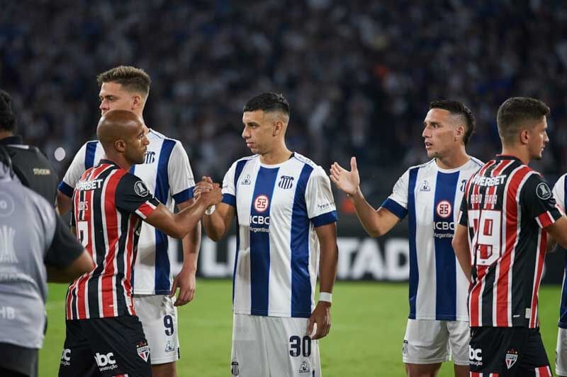 La Libertadores arrancó con muchos goles ayer, Gremio goleó 4 a 0 a The Strongest y Estudiantes cayó ante Huachipato 4 a 3 y quedó afuera. El resultado del resto de los encuentros es el siguiente: Fluminense 3- Alianza Lima 2, Cerro Porteño 1 - Colo Colo 1, San Paulo 2- Talleres de Córdoba 0 (foto), y Barcelona (Ecuador) 2- Cobresal 1.