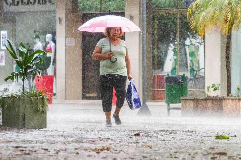 El Comité Operativo de Emergencias dependiente, del Gobierno provincial, emitió también una alerta por tormentas fuertes para la mañana de hoy, con alcance a todo el territorio. De acuerdo con las previsiones oficiales, el fenómeno podría incluir actividad eléctrica frecuente, ocasional caída de granizo, ráfagas superiores a 90 kilómetros por hora y abundante agua en cortos períodos.