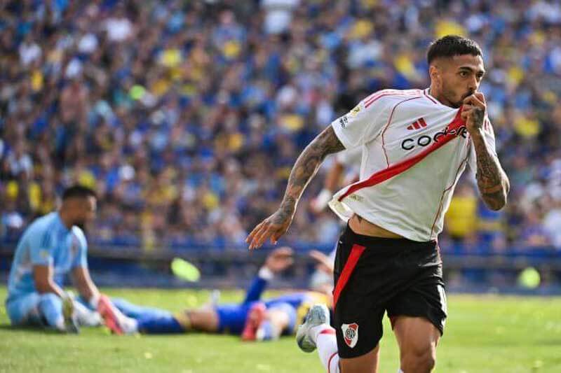 El tanto del triunfo, 1 a 0, fue marcado a los 20 minutos del primer tiempo, tras un rebote que dejó Chiquito Romero. Es el primer gol del ex jugador del West Ham desde su regreso al club. El equipo de Marcelo Gallardo dominó gran parte del encuentro, pero no pudo concretar sus chances de ampliar la ventaja.