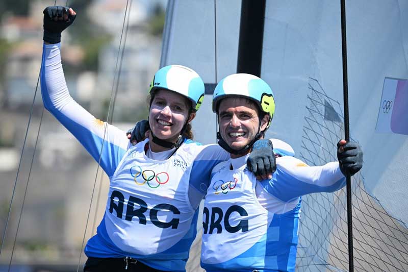 La dupla argentina que llegó en segundo lugar en la competencia de vela, conformada por Mateo Majdalani y Eugenia Bosco (categoría Nacra 17, multicasco mixto), ayudó a que la Argentina subiera una posición en el tablero donde se ubican los países competidores.