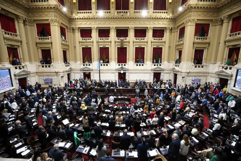 La oferta del oficialismo obtuvo el aval del PRO y de los legisladores de dos provincias cuyos gobernadores pactaron un acuerdo electoral con los libertarios: Alfredo Cornejo (Mendoza) y Jorge Macri (CABA). A ellos se suma Marcelo Orrego (San Juan) quien, si bien no selló un pacto electoral con La Libertad Avanza en su distrito, también se desmarcó del resto de los colegas. 