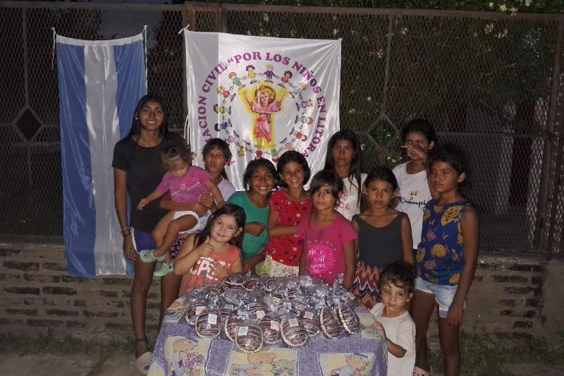 El espacio contará -además- con un sector gastronómico especial, con cerveza artesanal, pastelería vegana, comidas para la noche, bebidas probióticas y café de especialidad, ideal para disfrutar durante todo el acontecimiento. La jornada incluirá un taller de arte para niños a las 17, un taller de tejido y tintura -también para niños- a las 17.30 y shows en vivo a partir de las 19, con tres bandas locales. La asociación Por los Niños del Litoral recibirá las donaciones en un estand instalado con ese fin.