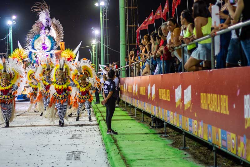 Las entradas generales parten desde los $7.500 y pueden adquirirse de manera online a través del sitio oficial carnavalencorrientes.com o de forma presencial en el Centenario Shopping, de lunes a sábado de 13 a 21, con pago exclusivo en efectivo. Las compras online permiten abonar con tarjetas del Banco de Corrientes en hasta tres cuotas sin interés.