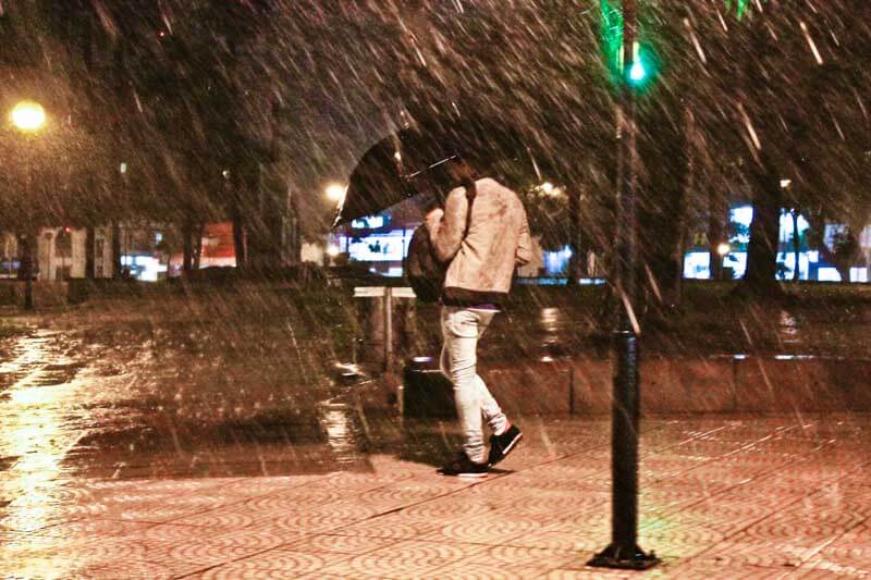 Este evento climático ocurre cuando las primeras oleadas de aire cálido empiezan a encontrarse con frentes fríos a medida que la primavera se acerca, generando así un temporal de considerable magnitud, que impacta principalmente en el centro y noreste de Argentina, pero es poco frecuente en la Patagonia y el noroeste argentino, donde prevalece una estación seca y cielos despejados.